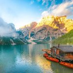 Il lago più cristallino non è in Svizzera né in Austria: si trova tra le Dolomiti e sta cambiando tutto