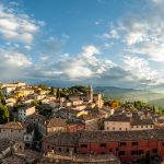 Il balcone più spettacolare non è in Toscana né in Liguria: si trova a Verucchio e offre una vista mozzafiato sul mare