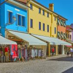 Il borgo più colorato non è a Burano né a Murano: scopri il gioiello nascosto di Caorle e la sua storia affascinante